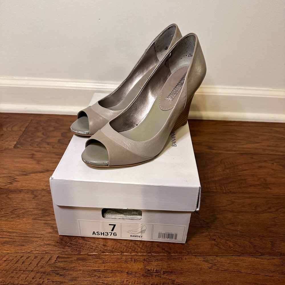Banana Republic Ramsey Wedge heels size 7 gray leather
